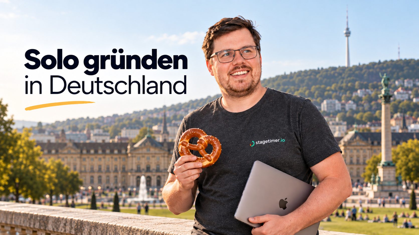 Solo gründen in Deutschland: Lukas Hermann mit Brezel und Laptop am Stuttgarter Schlossplatz